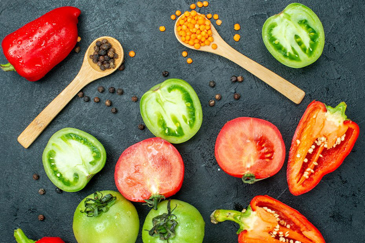 مصرف گوجه فرنگی یکی دیگر از راه های جذب آهن در بدن است.